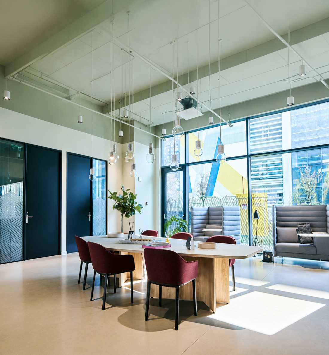Không gian Work Hub ngập ánh sáng